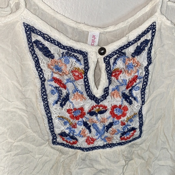 🎱White flowy off the shoulder with detailed pattern top! - Picture 6 of 6